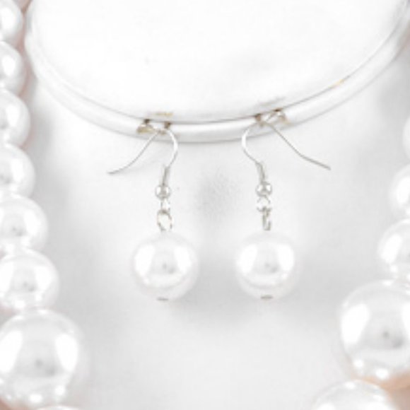WHITE SYNTHETIC PEARL MULTI ROW NECKLACE SET - Picture 2 of 3